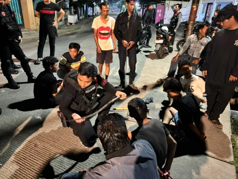 Antisipasi Tawuran Dini Hari, Tim Patra Satbrimob Polda Metro Jaya Amankan Pemuda Bawa Sajam di Bekasi 