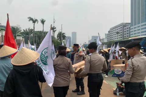 Polisi Bagikan Snack dan Minuman kepada Massa Aksi KNARA di DPR