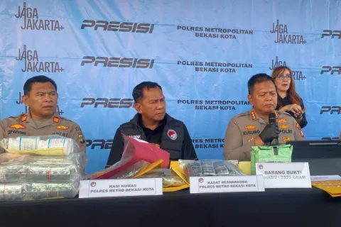 POLRES METRO BEKASI KOTA UNGKAP 102 KASUS NARKOTIKA DAN OBAT KERAS, 121 TERSANGKA DIAMANKAN