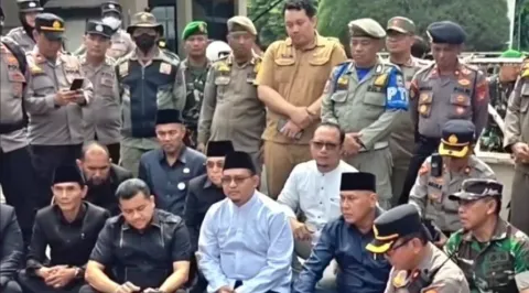 Ketua DPRD Bekasi Teken Tuntutan Mahasiswa, Soroti Pertamax, Dana BOS hingga Kasus Pelecehan Seksual